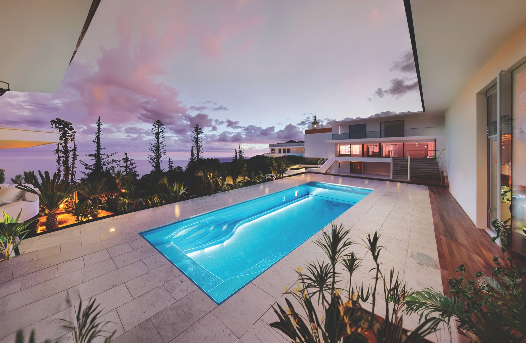 Keramisch zwembad bij een moderne villa in de avond