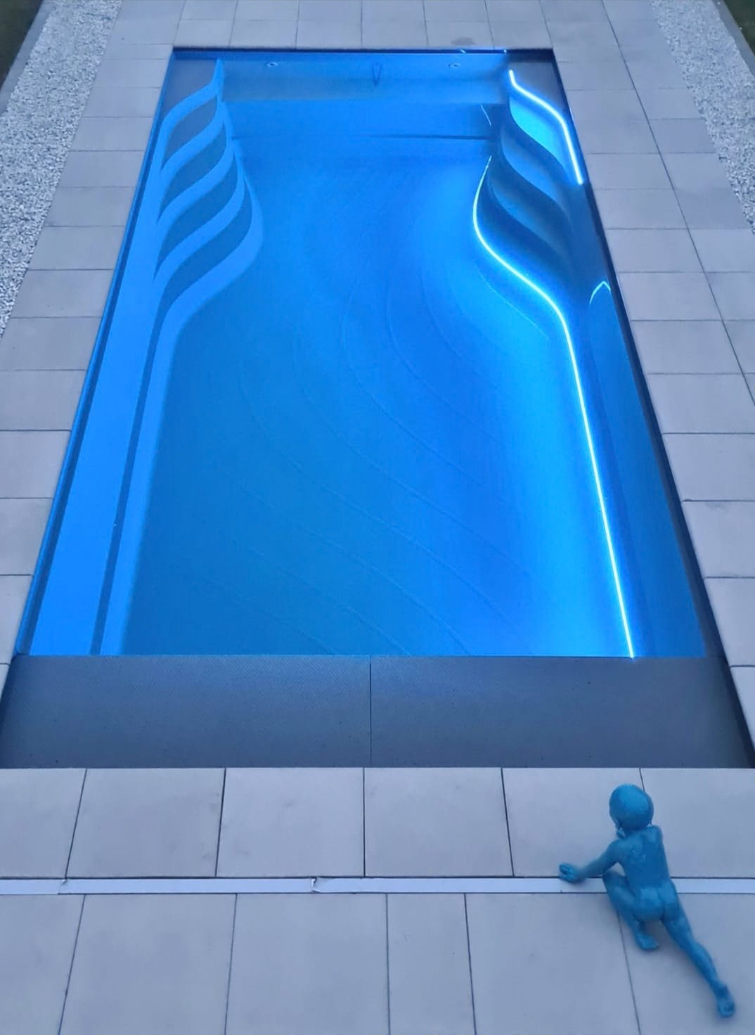 Bovenaanzicht van een keramisch zwembad met geïntegreerde LED-strip