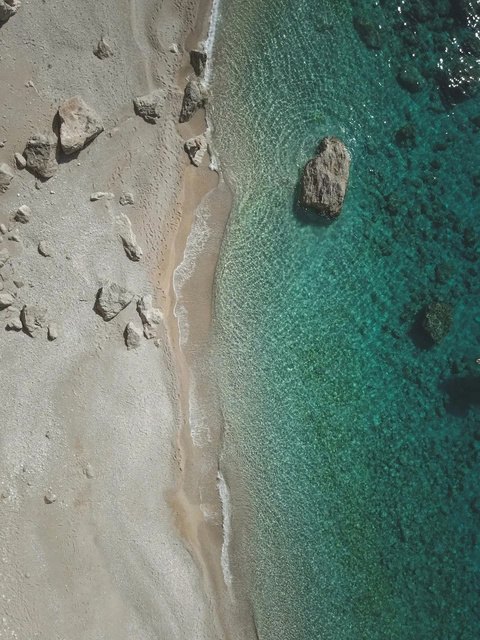 Waterkleur van een keramisch zwembad in Lunar Granite